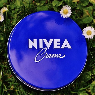 Los farmacéuticos coinciden: "La crema Nivea de lata azul actúa como un escudo protector evitando que perdamos hidratación, pero no tiene ningún efecto antiedad" 