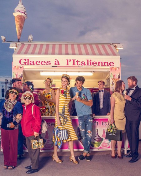 Las coloridas camisetas de D&G, un comodín infalible que no puede faltar en tu guardarropa