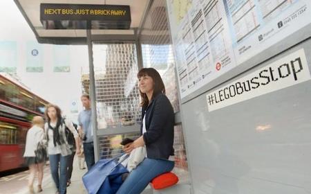 En Londres ya podemos encontrar una parada de autobús construida íntegramente con piezas Lego