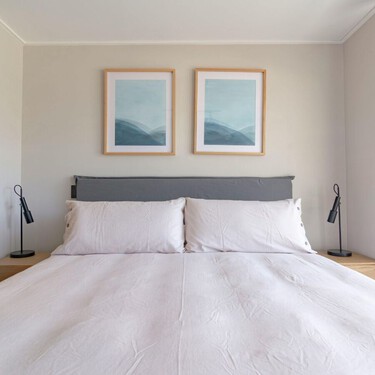 No es estética ni superstición: estos son los dos peores lugares para colocar la cama en un dormitorio