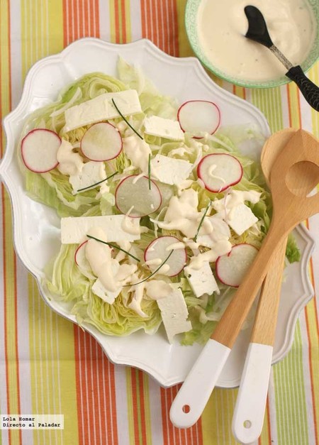 Ensalada de lechuga iceberg con rábanos y queso feta. Receta