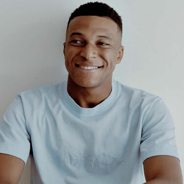 Como si no causara suficiente furor en la cancha, Mbappé se vuelve un icono de estilo con la nueva it-bag que nada le pide a la Birkin de Hermès