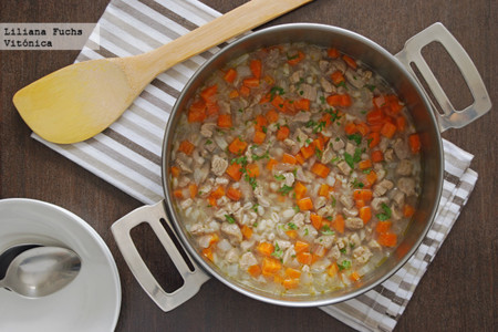 Sopa de pavo con cebada y zanahoria. Receta saludable