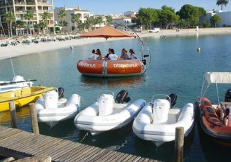 Bbq-donut: barbacoa y mesa de restaurante flotante