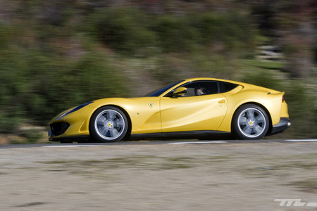Ferrari 812 Superfast lateral
