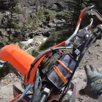 Se despeña con su moto barranco abajo, y vive para contarlo y grabarlo. Lo mejor es que se levanta y se va como si nada 