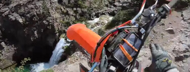 Se despeña con su moto barranco abajo, y vive para contarlo y grabarlo. Lo mejor es que se levanta y se va como si nada 