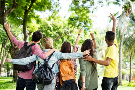 Grupo de jóvenes universitarios de espaldas