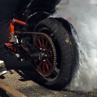 Así de hipnótico es ver a 28.500 fps cómo se destruye un neumático con un burnout 