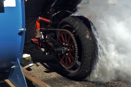 Así de hipnótico es ver a 28.500 fps cómo se destruye un neumático con un burnout