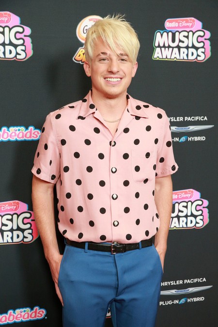 Charlie Puth le inyecta un toque millennial al look flamenco de la temporada en los Radio Disney Music Awards