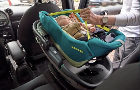 Maxi-Cosi presenta Coral, la primera silla de coche para bebés modular con portabebé extraíble