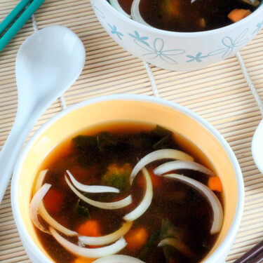 Sopa de miso, la receta japonesa tradicional y reconfortante perfecta para cenar sano