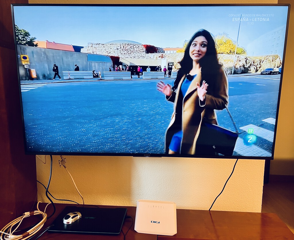 Poner el router al lado de tu smart TV no es buena idea: estas son las razones 