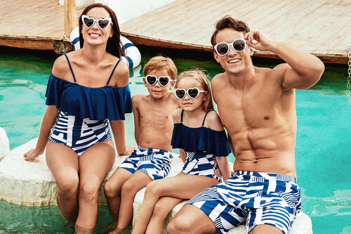 Moda de baño igual para toda la familia: bañadores para mamás, papás e hijos a juego