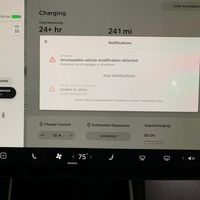 Tesla ya es capaz de pillar a los clientes que piratean sus coches para mejorarlos, y los avisa sutilmente por la pantalla