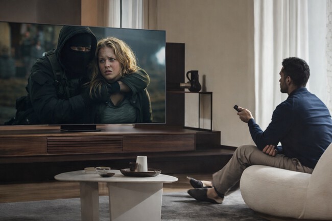 viendo una película en una tele Samsung