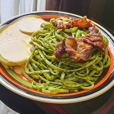 Es verde, lleva queso y se toma con pasta, pero no es pesto: así es el plato típico de la cocina peruana que casi nadie conoce 