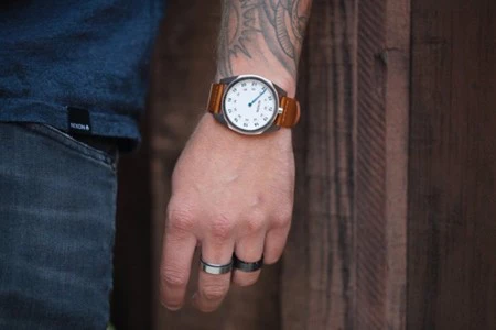 Génesis Leather, el espíritu más vintage en un reloj clásico de Nixon