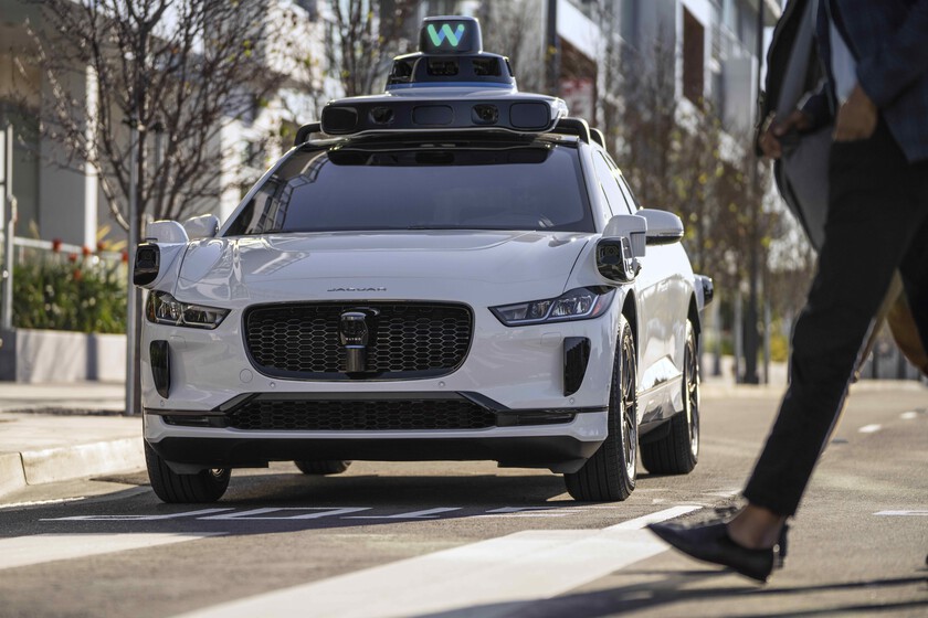España quiere abrazar el coche autónomo. De momento, se tiene que conformar con las nuevas luces V-16 thumbnail