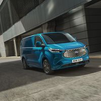 La Ford Transit e-Custom se vuelve eléctrica, y llegará en 2023 con casi 400 km de autonomía
