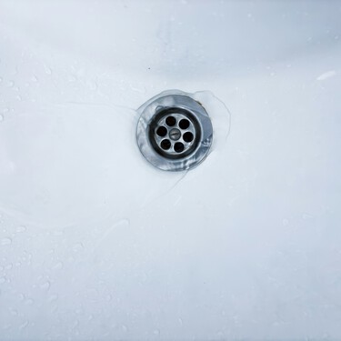 El truco de fontanero profesional que te ahorra mucho dinero solo usando una percha