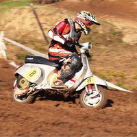 VespaCross o cómo hacer carreras offroad en Italia utilizando Vespas clásicas, con derrapes y saltos incluidos