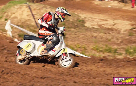 VespaCross o cómo hacer carreras offroad en Italia utilizando Vespas clásicas, con derrapes y saltos incluidos
