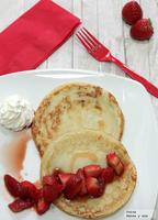 Tortitas con fresas estofadas. Receta de desayuno para San Valentín