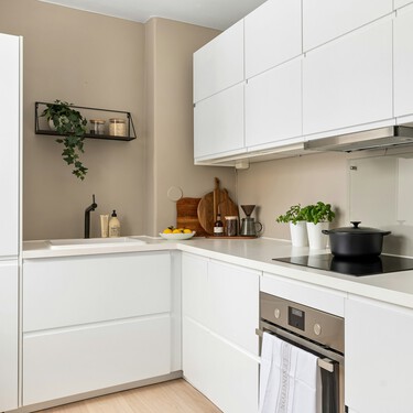 De la encimera aprovechamos hasta el último rincón gracias a esta estantería de tres pisos que se ajusta al espacio 