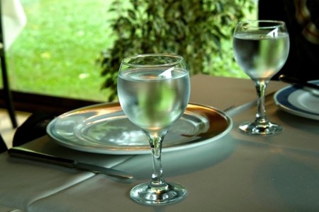 El agua que contienen las bebidas