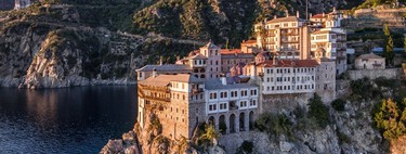 Solo 120 turistas al día, siempre que sean hombres con barba (y no catalanes): la curiosa ley de este territorio griego