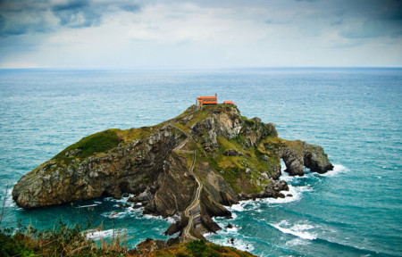 Compañeros de ruta: viajar hasta San Juan de Gaztelugatxe, estudiar astronomía en el sur de Francia o visitar las 17 réplicas de los principales monumentos europeos