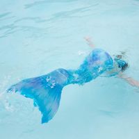 Cuidado con los bañadores con cola de sirena: un padre advierte sobre su uso después de que su hija estuviera a punto de ahogarse