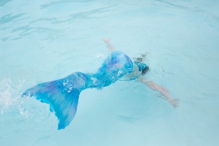 Cuidado con los bañadores con cola de sirena: un padre advierte sobre su uso después de que su hija estuviera a punto de ahogarse