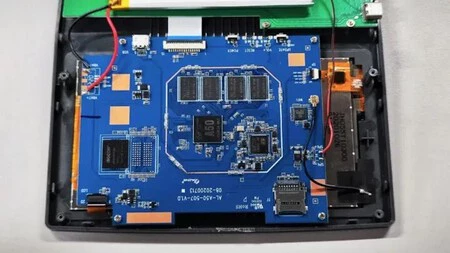 PCB 上には、文字通りアクセスできないカード リーダーと microUSB があります。