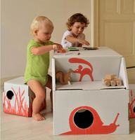 Escritorio y taburetes de cartón para los peques