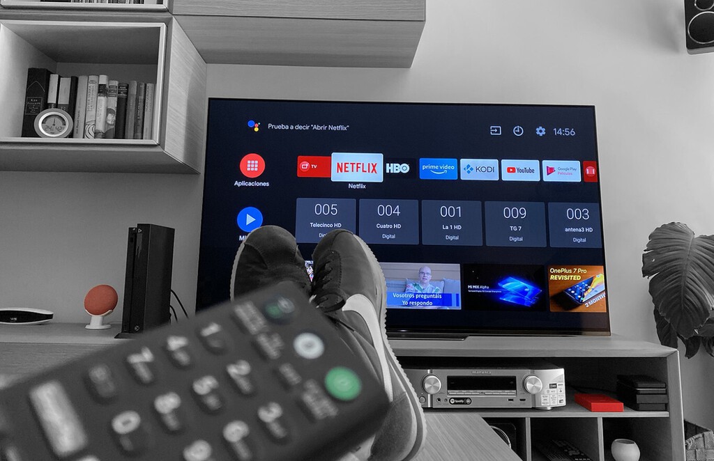 Muchas teles y barras de sonido prometen arreglar el problema de las voces bajas al ver cine y series. Esto es lo que realmente funciona 