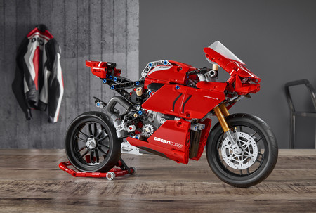 ¡La queremos ya! La Ducati Panigale V4 R de LEGO Technic llegará en junio y costará 60 euros