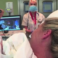 Un padre enfermo de ELA presenció el nacimiento de su bebé por videconferencia 