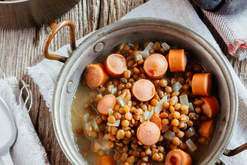 Guiso de lentejas con salchichas. Receta fácil y deliciosa