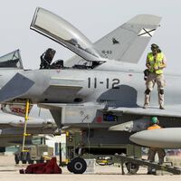 Alguien va a tener que dar explicaciones en España: una tienda de motos no solo vendía cascos, también material para los Eurofighter