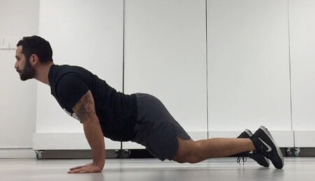 Trabaja tu flexibilidad y fortalece la zona media realizando loaded beast