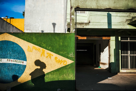 ‘Maximum Shadow. Minimal Light’, un libro para descubrir a Gustavo Minas, uno de los mejores street photographers de Brasil