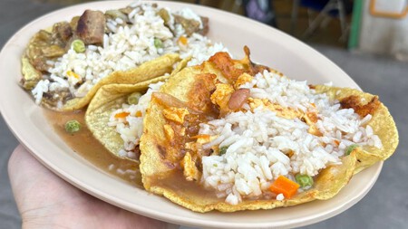 Este es el único lugar en CDMX que ofrece el taco de milanesa con chicharrón en salsa verde o roja: dónde está y cuánto cuesta