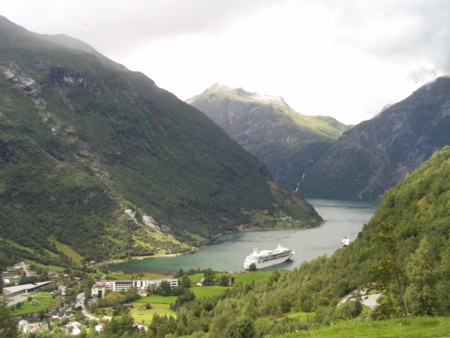 Noruega decide si prohibir la venta de coches gasolina y diésel para 2025