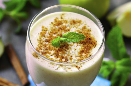 Batido casero para reducir el hinchazón de vientre