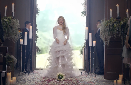 Shakira, una novia a la fuga y en llamas en su nuevo videoclip 'Empire'
