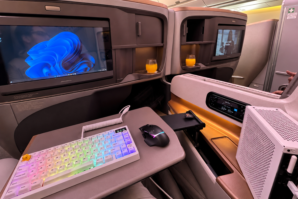 Usuario con un mini PC en un avión
