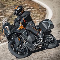 KTM y Cardo estrenan un intercomunicador para moto resistente al agua, al barro y a los golpes, por 390 euros 